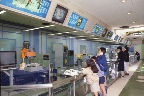 工場で活躍する―産業用ロボット